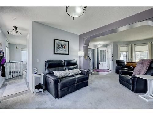 19 Woodside Crescent Nw, Airdrie, AB - Indoor Photo Showing Living Room