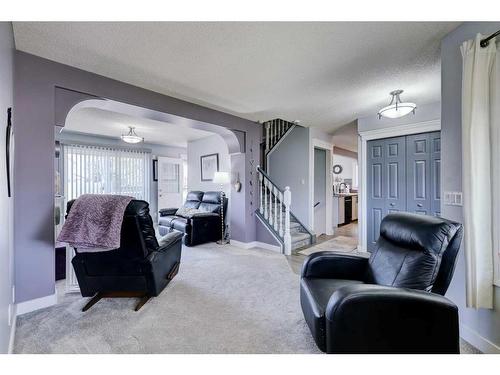 19 Woodside Crescent Nw, Airdrie, AB - Indoor Photo Showing Living Room