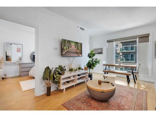 1302-210 15 Avenue Se, Calgary, AB - Indoor Photo Showing Living Room