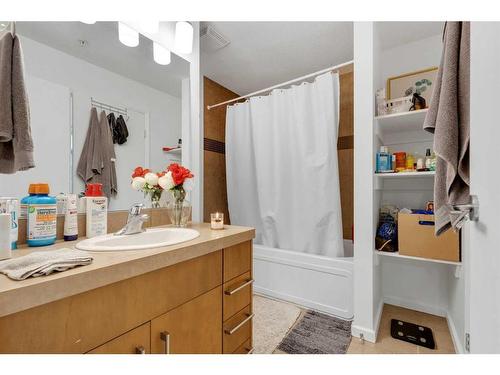 1302-210 15 Avenue Se, Calgary, AB - Indoor Photo Showing Bathroom