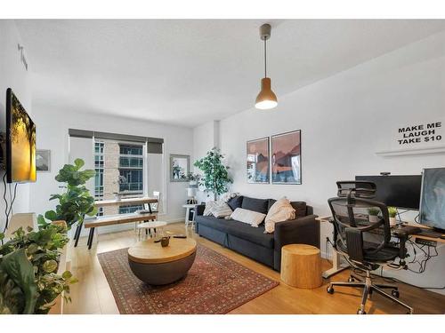 1302-210 15 Avenue Se, Calgary, AB - Indoor Photo Showing Living Room