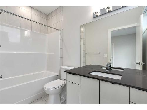 2617 12 Avenue Se, Calgary, AB - Indoor Photo Showing Bathroom