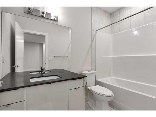 2617 12 Avenue Se, Calgary, AB - Indoor Photo Showing Bathroom