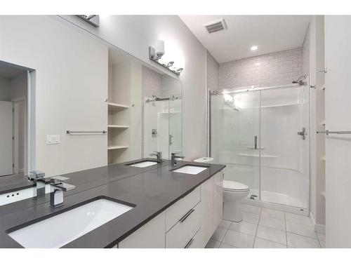 2617 12 Avenue Se, Calgary, AB - Indoor Photo Showing Bathroom