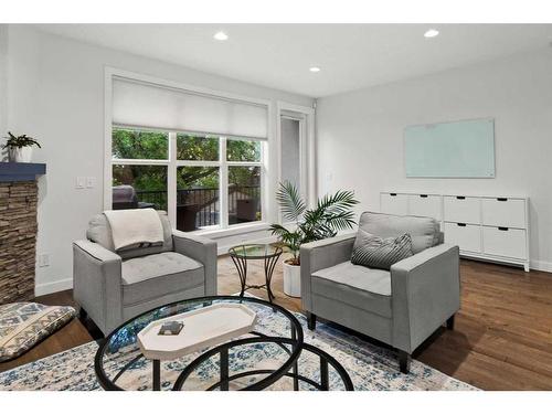 3408 Centre A Street Ne, Calgary, AB - Indoor Photo Showing Living Room