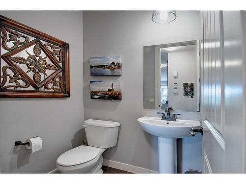 149 Kingsmere Cove Se, Airdrie, AB - Indoor Photo Showing Bathroom