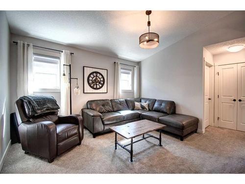 149 Kingsmere Cove Se, Airdrie, AB - Indoor Photo Showing Living Room