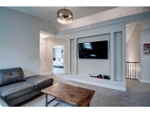 149 Kingsmere Cove Se, Airdrie, AB - Indoor Photo Showing Living Room