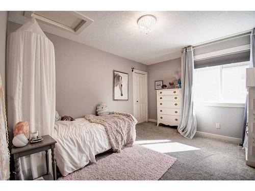 149 Kingsmere Cove Se, Airdrie, AB - Indoor Photo Showing Bedroom