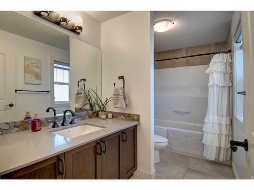 149 Kingsmere Cove Se, Airdrie, AB - Indoor Photo Showing Bathroom