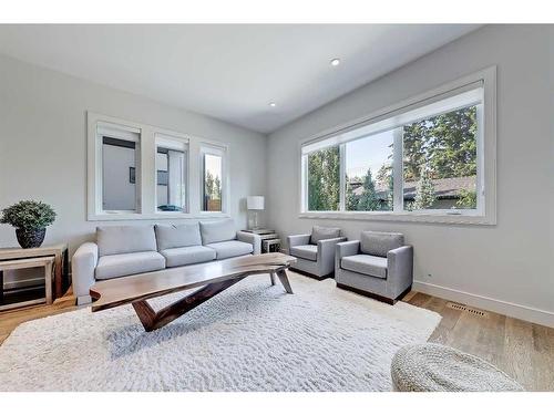 1722 47 Avenue Sw, Calgary, AB - Indoor Photo Showing Living Room