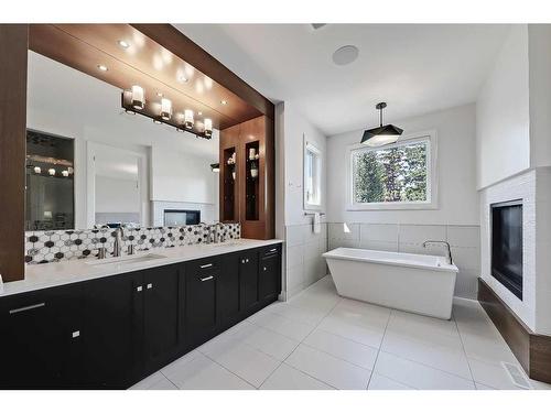 1722 47 Avenue Sw, Calgary, AB - Indoor Photo Showing Bathroom