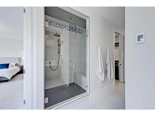 1722 47 Avenue Sw, Calgary, AB - Indoor Photo Showing Bathroom