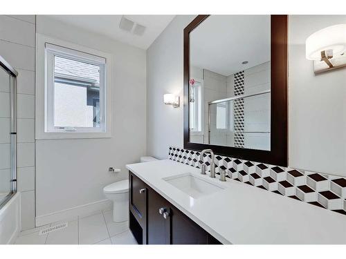 1722 47 Avenue Sw, Calgary, AB - Indoor Photo Showing Bathroom