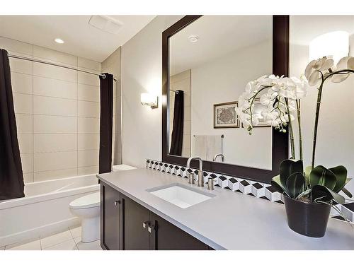 1722 47 Avenue Sw, Calgary, AB - Indoor Photo Showing Bathroom