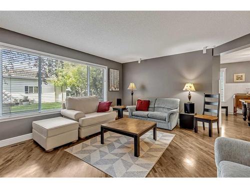 38 Inverness Rise Se, Calgary, AB - Indoor Photo Showing Living Room