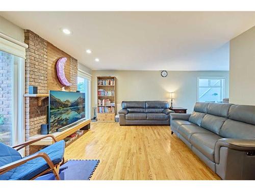 5916 Dalhousie Drive Nw, Calgary, AB - Indoor Photo Showing Living Room