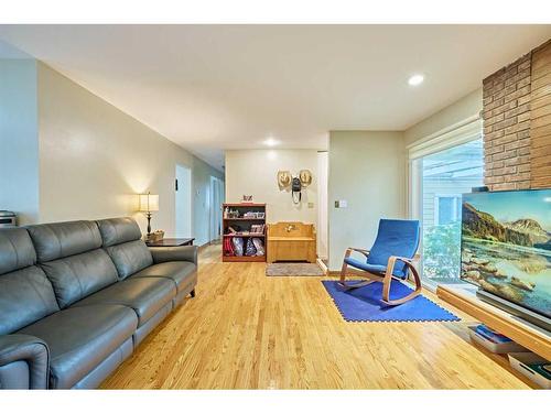 5916 Dalhousie Drive Nw, Calgary, AB - Indoor Photo Showing Living Room