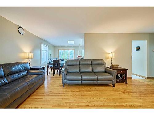 5916 Dalhousie Drive Nw, Calgary, AB - Indoor Photo Showing Living Room