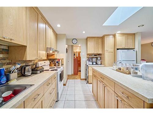 5916 Dalhousie Drive Nw, Calgary, AB - Indoor Photo Showing Kitchen