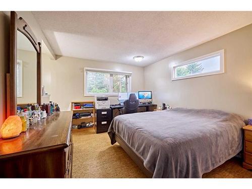 5916 Dalhousie Drive Nw, Calgary, AB - Indoor Photo Showing Bedroom