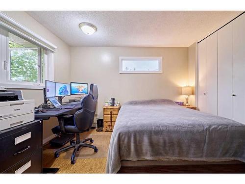 5916 Dalhousie Drive Nw, Calgary, AB - Indoor Photo Showing Bedroom