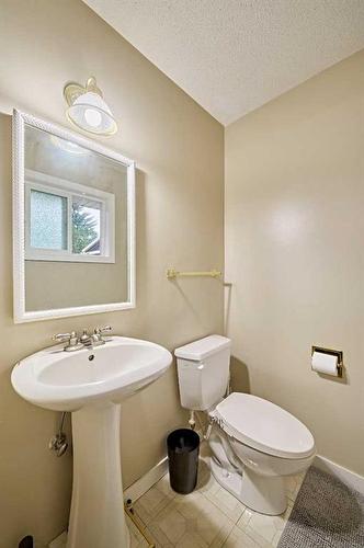 5916 Dalhousie Drive Nw, Calgary, AB - Indoor Photo Showing Bathroom