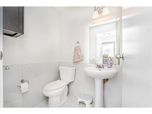 369 Falshire Drive Ne, Calgary, AB - Indoor Photo Showing Bathroom