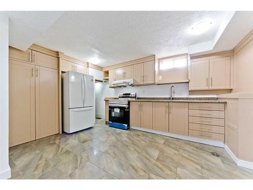 181 Pennsburg Way, Calgary, AB - Indoor Photo Showing Kitchen