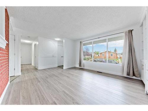 181 Pennsburg Way, Calgary, AB - Indoor Photo Showing Other Room