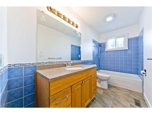 181 Pennsburg Way, Calgary, AB - Indoor Photo Showing Bathroom