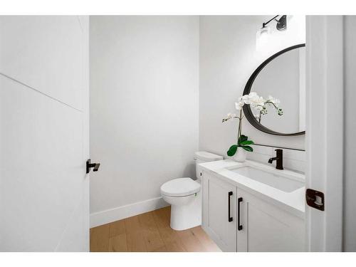 915 36 Street Nw, Calgary, AB - Indoor Photo Showing Bathroom