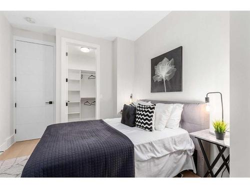 915 36 Street Nw, Calgary, AB - Indoor Photo Showing Bedroom