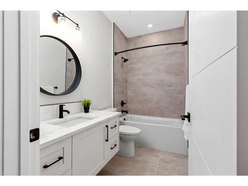 915 36 Street Nw, Calgary, AB - Indoor Photo Showing Bathroom