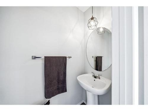 4581 Elgin Avenue Se, Calgary, AB - Indoor Photo Showing Bathroom