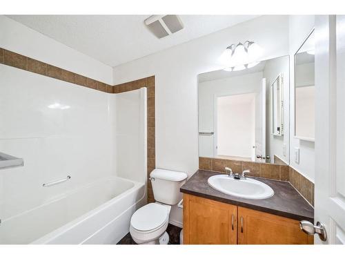 4581 Elgin Avenue Se, Calgary, AB - Indoor Photo Showing Bathroom