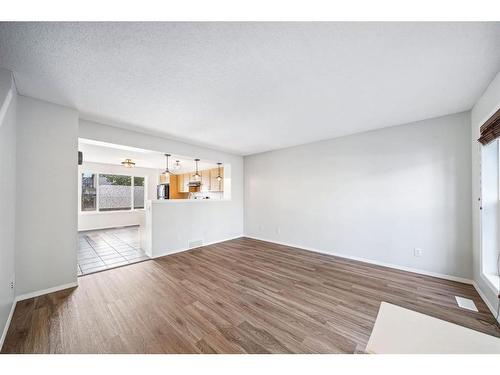 4581 Elgin Avenue Se, Calgary, AB - Indoor Photo Showing Other Room