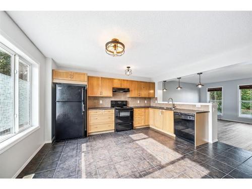 4581 Elgin Avenue Se, Calgary, AB - Indoor Photo Showing Kitchen