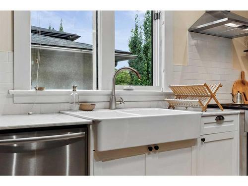 1907 32 Avenue Sw, Calgary, AB - Indoor Photo Showing Kitchen