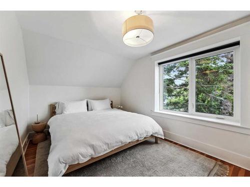 1907 32 Avenue Sw, Calgary, AB - Indoor Photo Showing Bedroom