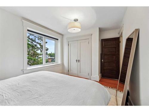 1907 32 Avenue Sw, Calgary, AB - Indoor Photo Showing Bedroom