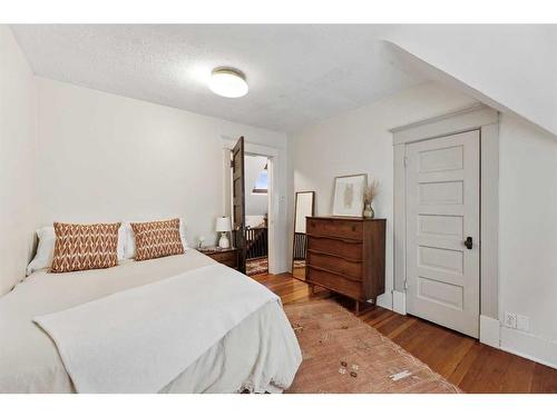 1907 32 Avenue Sw, Calgary, AB - Indoor Photo Showing Bedroom