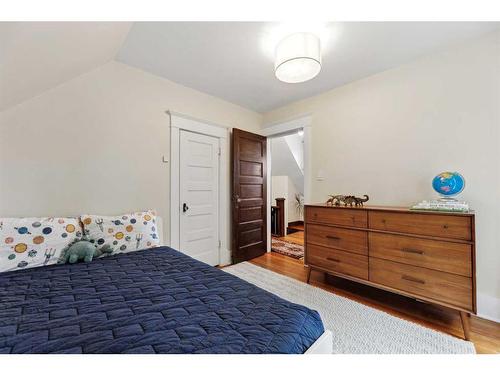 1907 32 Avenue Sw, Calgary, AB - Indoor Photo Showing Bedroom