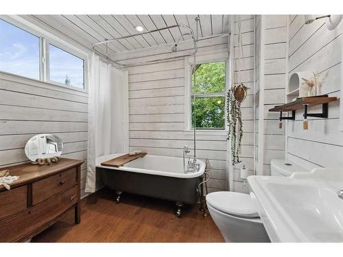 1907 32 Avenue Sw, Calgary, AB - Indoor Photo Showing Bathroom