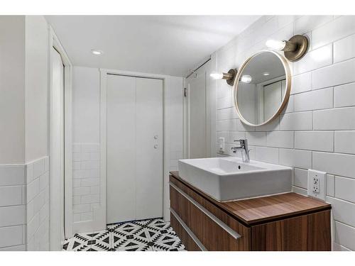 1907 32 Avenue Sw, Calgary, AB - Indoor Photo Showing Bathroom