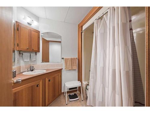 107 Palis Way Sw, Calgary, AB - Indoor Photo Showing Bathroom