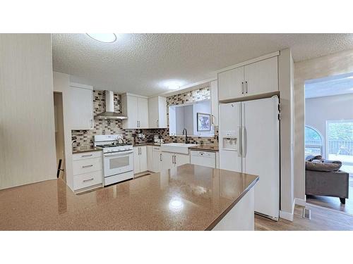 7508 7 Street Nw, Calgary, AB - Indoor Photo Showing Kitchen