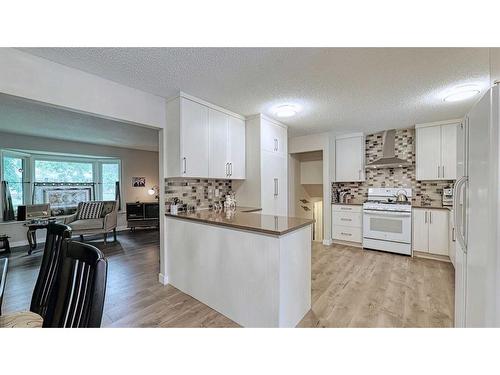 7508 7 Street Nw, Calgary, AB - Indoor Photo Showing Kitchen