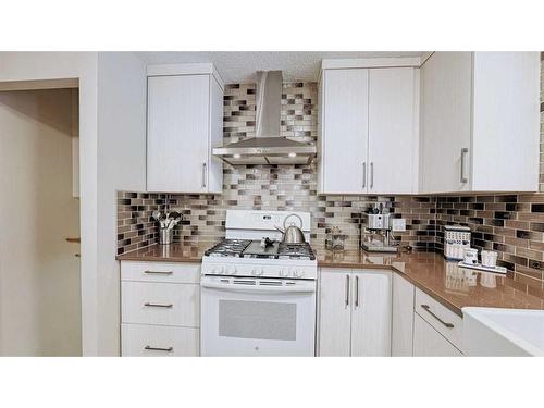 7508 7 Street Nw, Calgary, AB - Indoor Photo Showing Kitchen