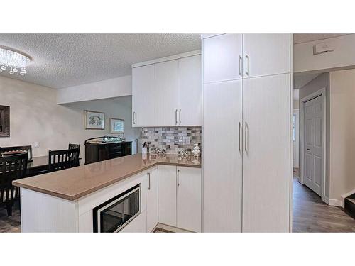 7508 7 Street Nw, Calgary, AB - Indoor Photo Showing Kitchen